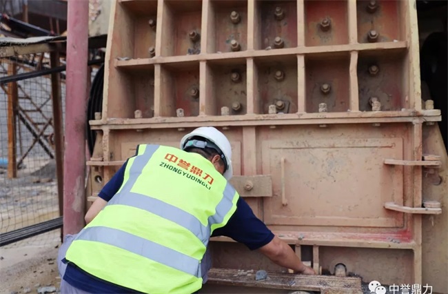 ���g���̎��z���O��F��