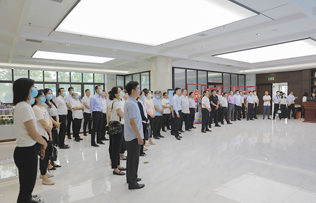 ���l��ֱ����λ�ˆT�M�ɵ�80���^Ħ�F�W�R���u����